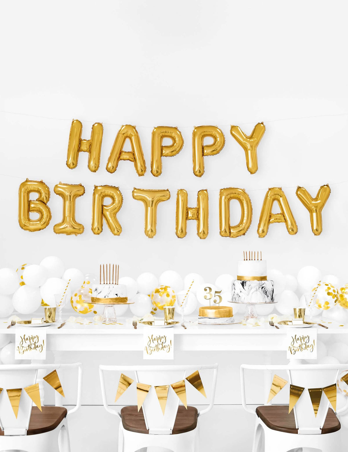 Dekoratívne aranžovanie hliníkových balónov s písmenami Happy Birthday na zlaté narodeniny v girlande