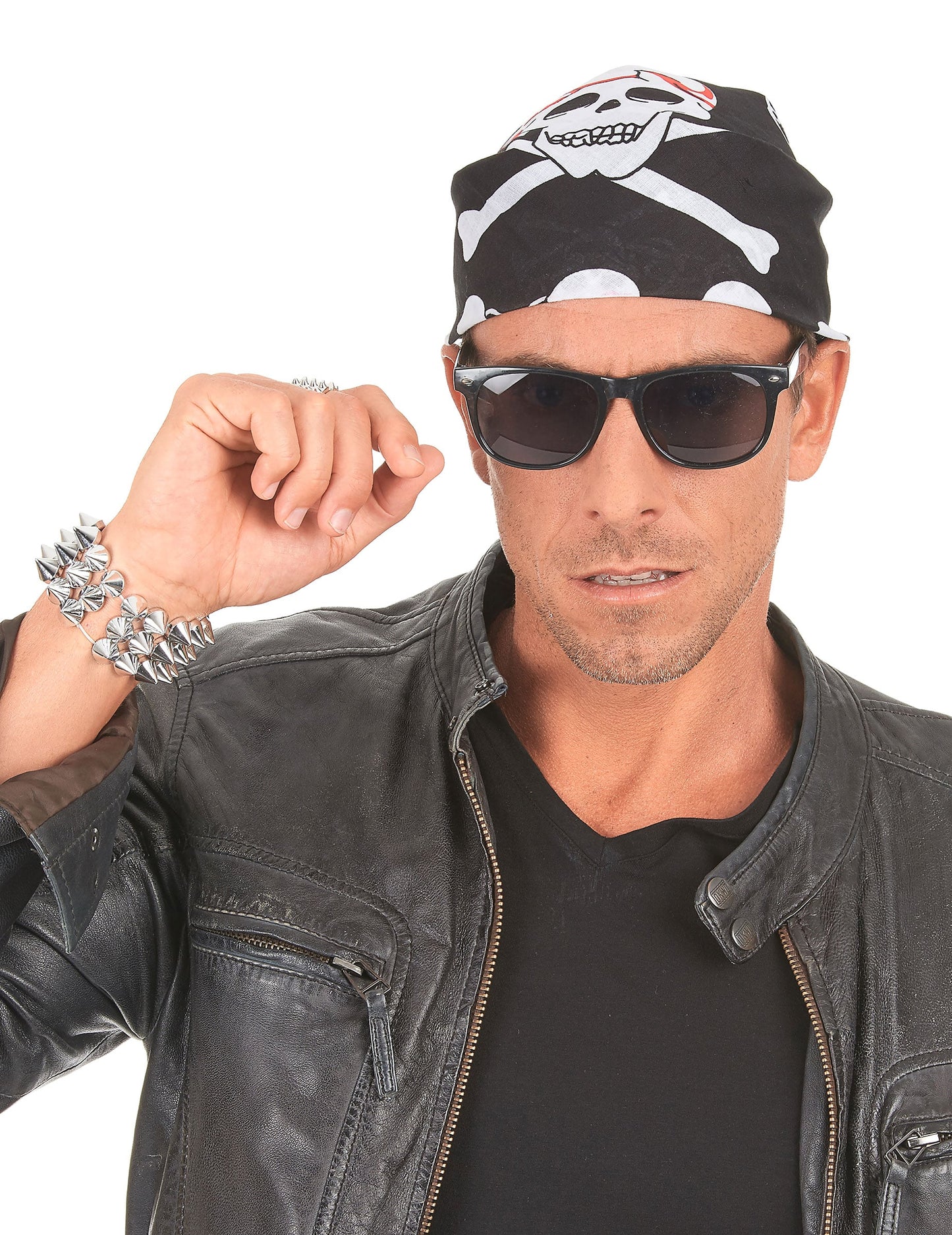 Vue rapprochée du bandana têtes de mort et chaine pour adulte