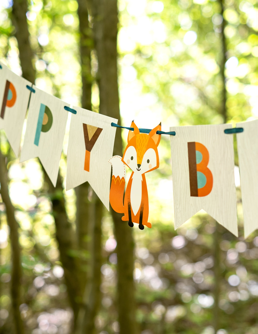 Détail du renard et du lettrage de la bannière en carton happy birthday animaux de la forêt