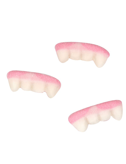 Gros plan des bonbons dents de vampire Haribo