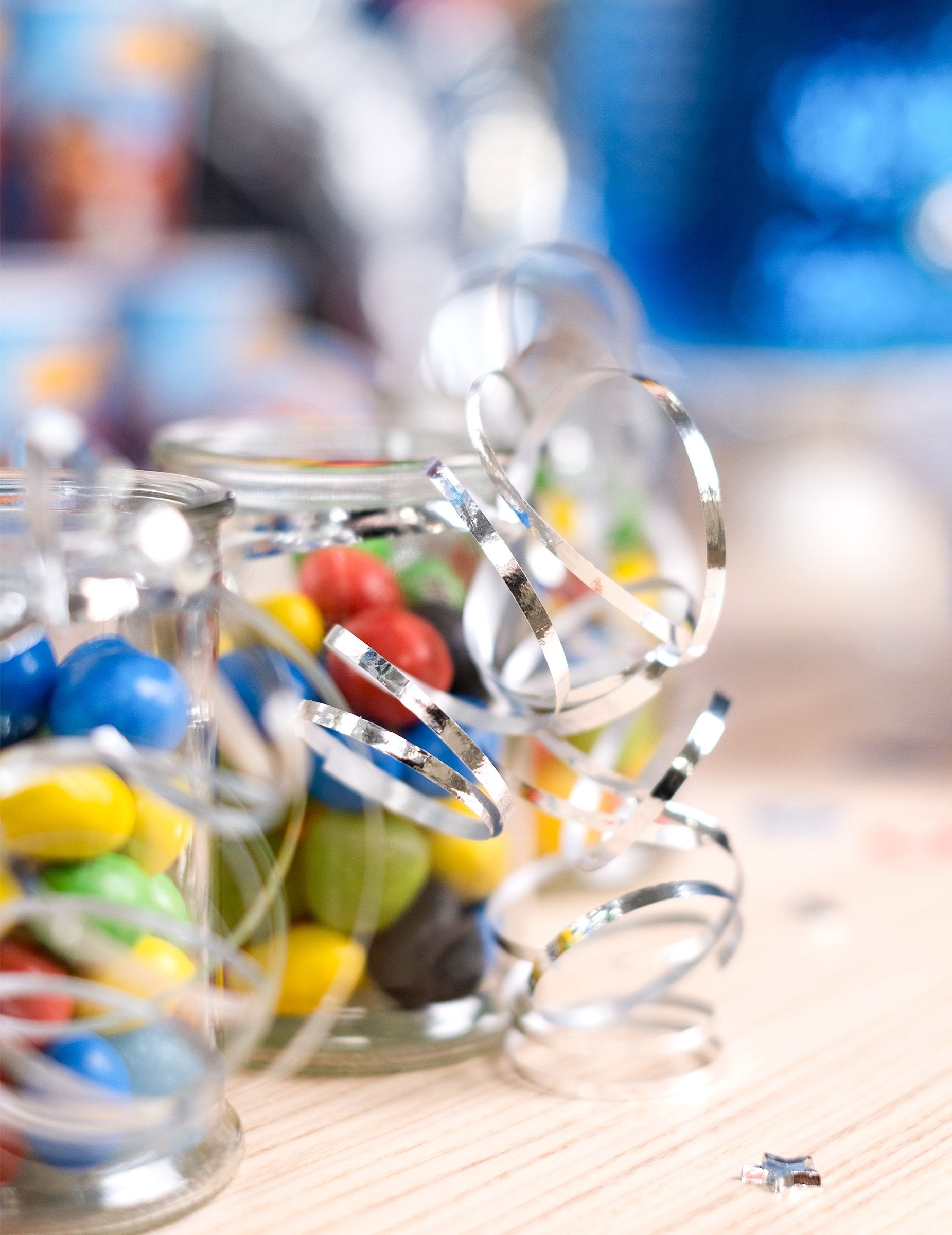 Detail skrútenej stužky lesklého stužkového pásu na dekoráciu oslavy strieborný