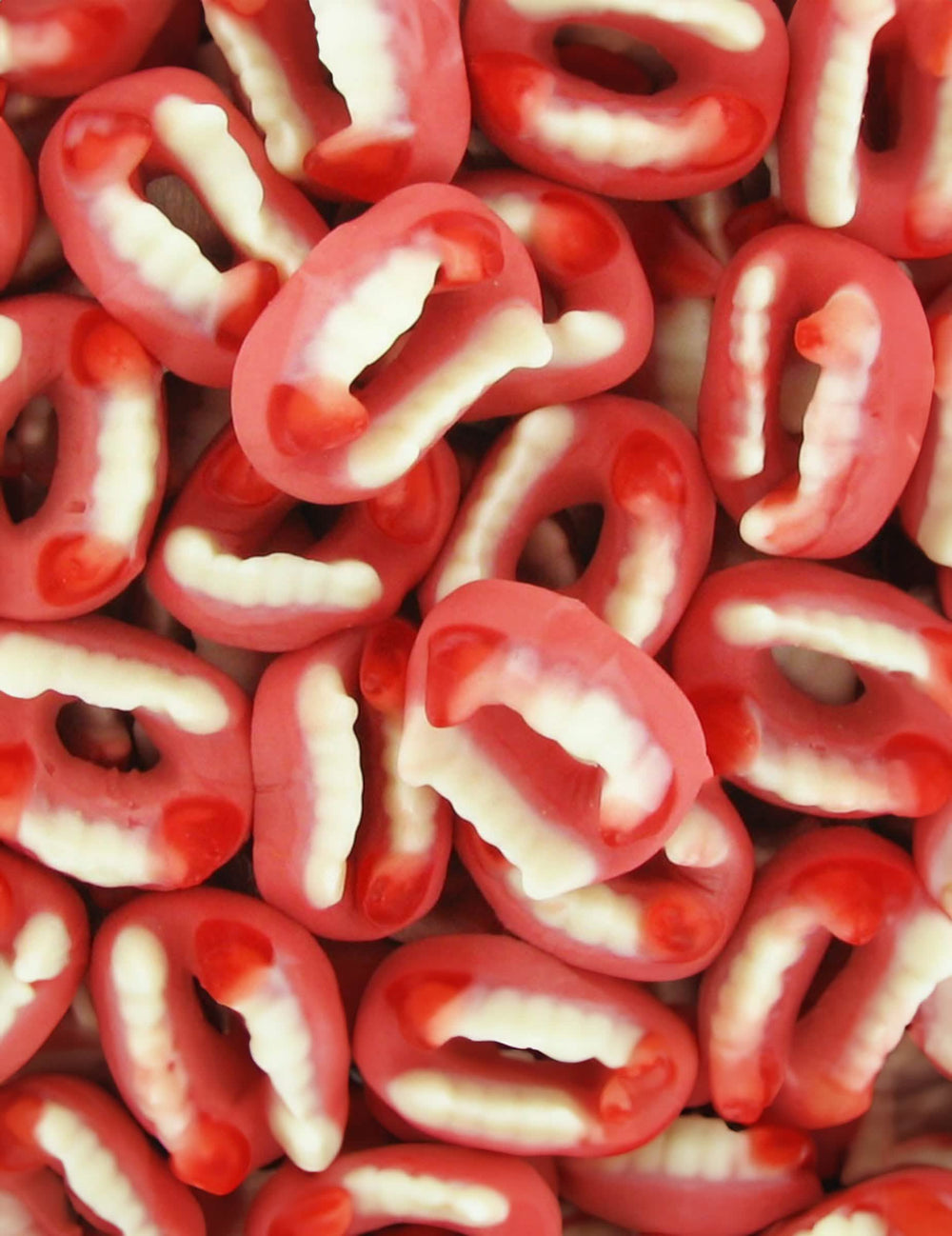 červené a biele cukríky umelé zuby upír na halloween
