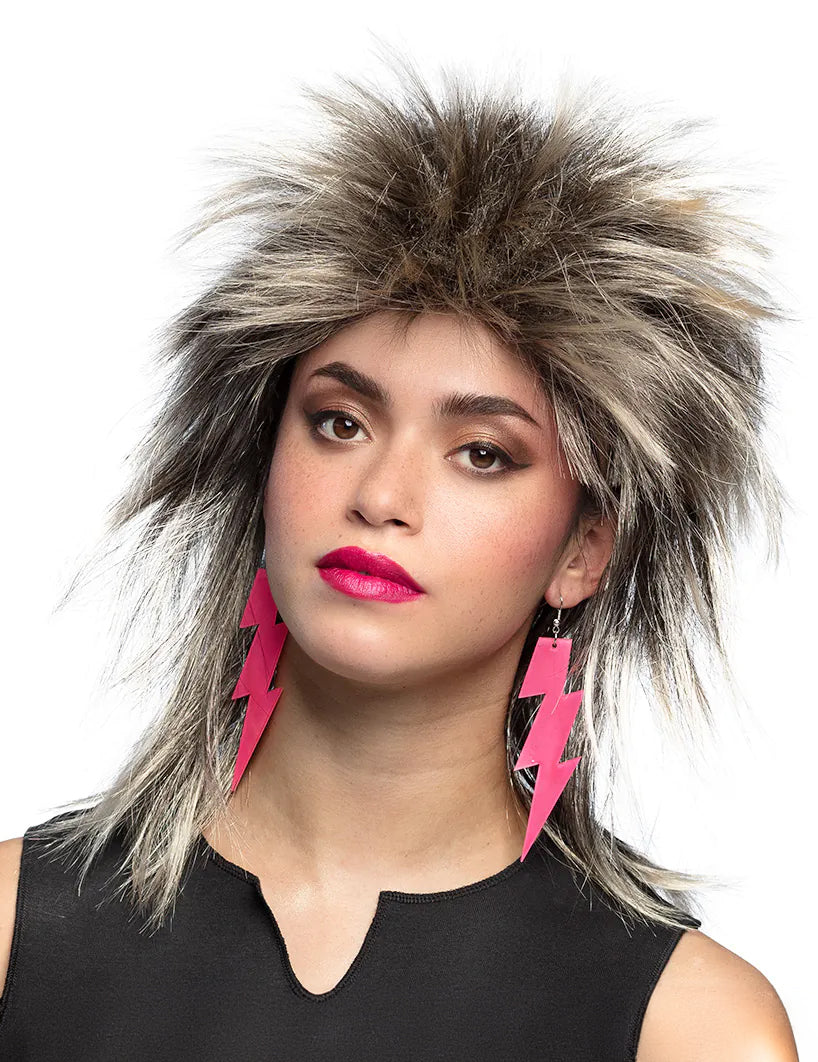 Vue portée des boucles d'oreilles éclair