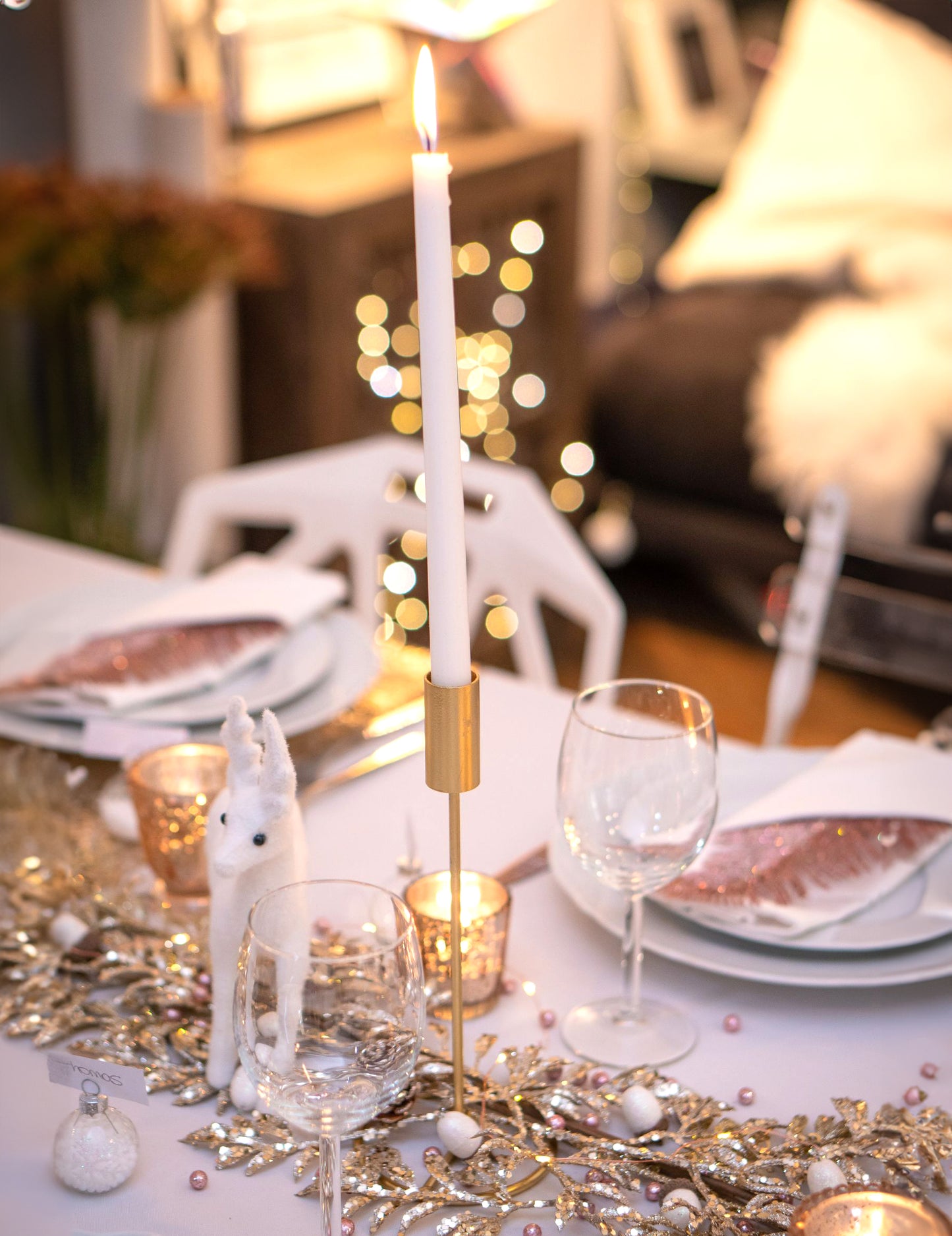 Dizajnový svietnik na kovovom stojane zlatej farby, 23 x 9,5 cm cm pre stôl