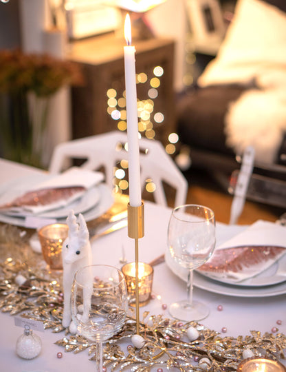 Dizajnový svietnik na kovovom stojane zlatej farby, 23 x 9,5 cm cm pre stôl