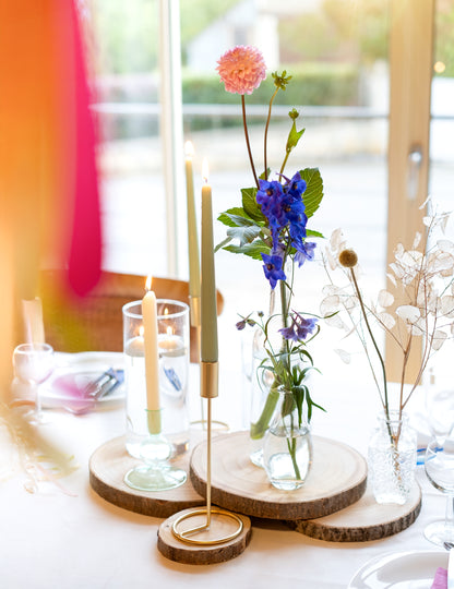 Dizajnový svietnik na kovovom stojane zlatej farby, 23 x 9,5 cm cm pre stôl