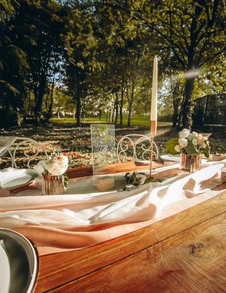 Mise en situation du bougeoir design sur pied pour bougie cierge métal rose gold