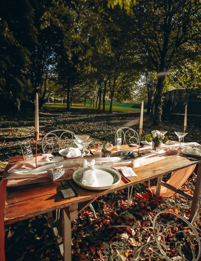 Dizajnový svietnik na kovovom stojane v ružovo-zlatej farbe 23 cm pre kužeľovú sviečku
