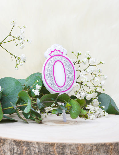 Mise en situation décorative de la bougie d'anniversaire chiffre 0 princesse