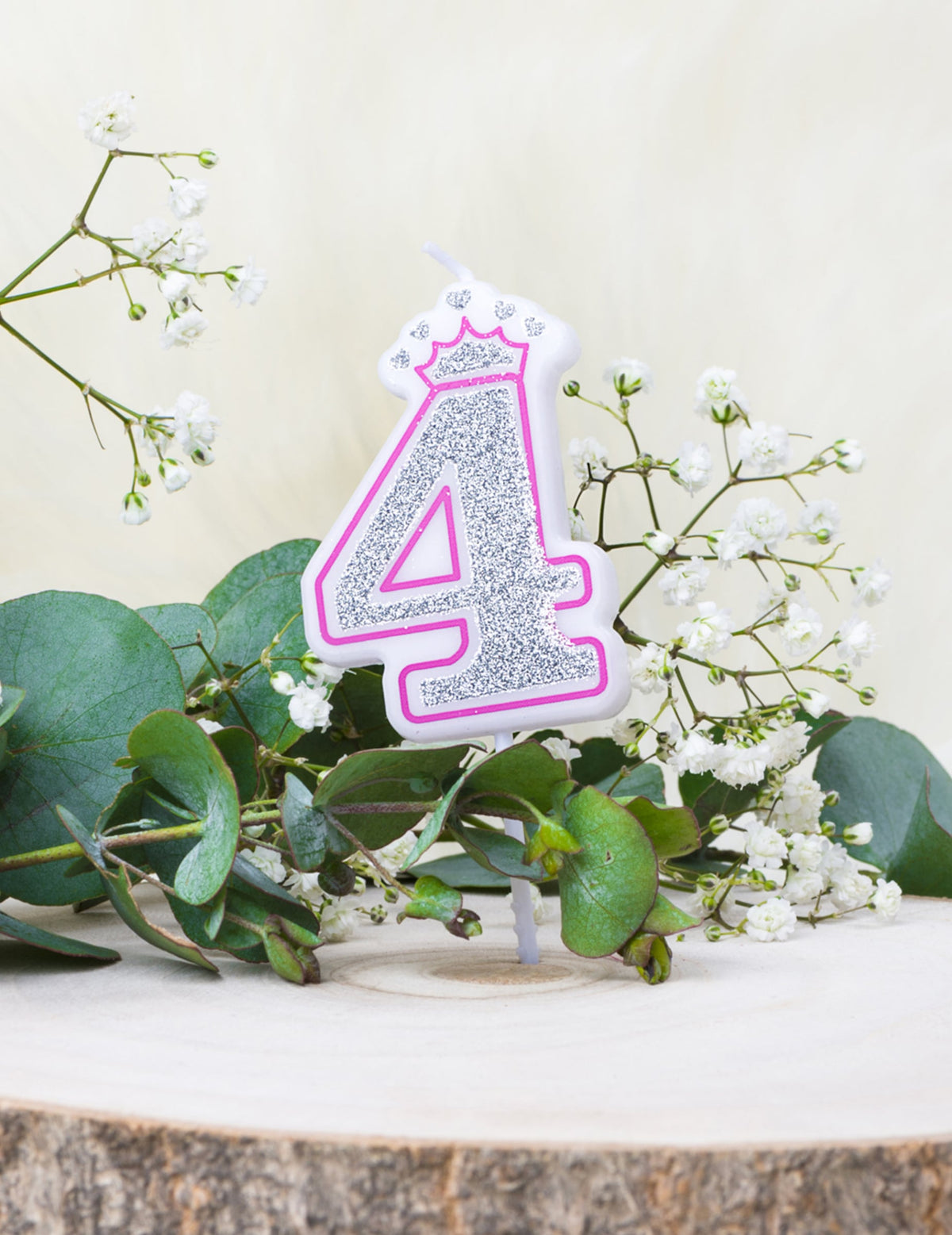 Mise en situation de la bougie d'anniversaire chiffre 4 princesse