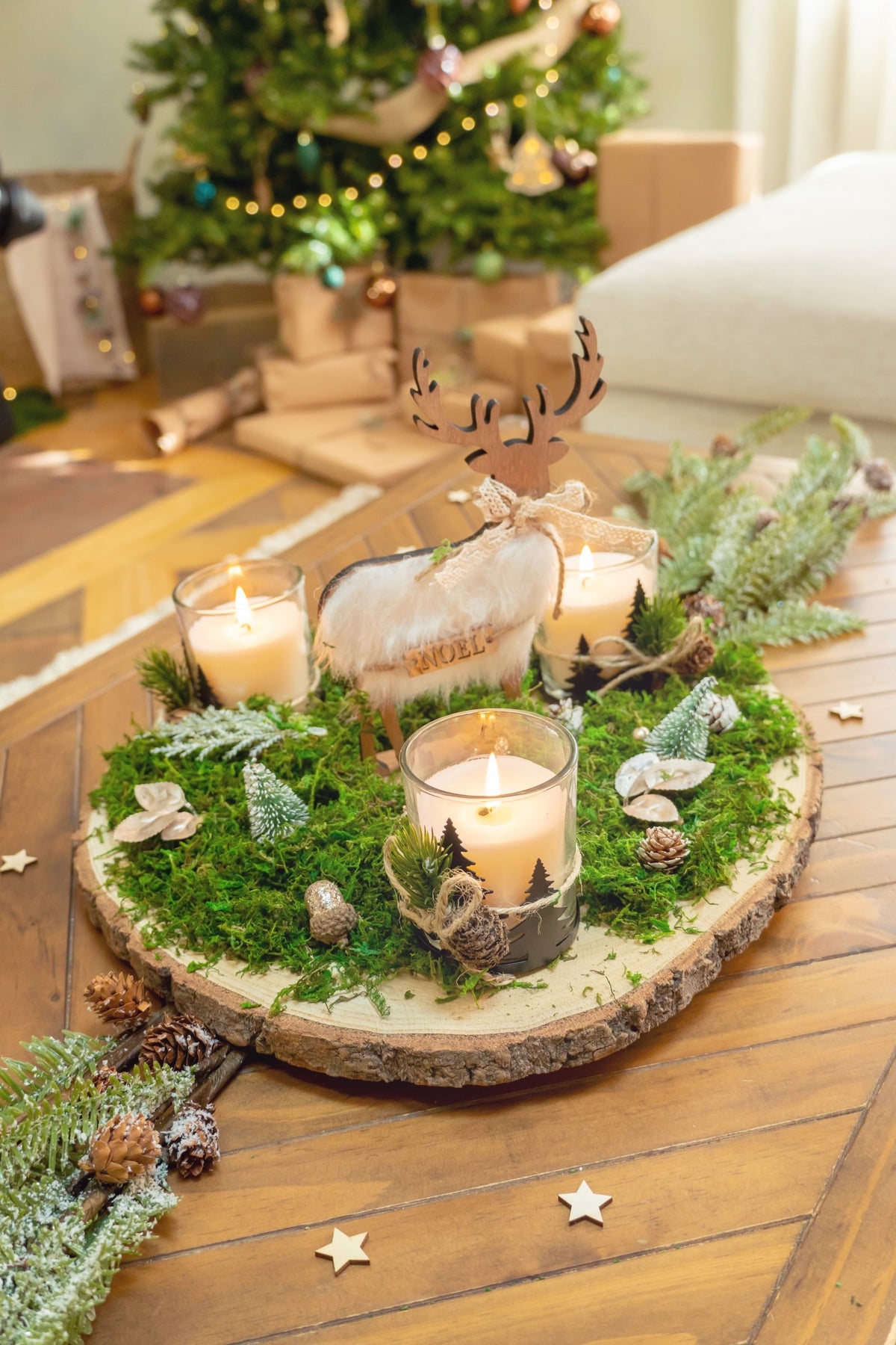 Mise en situation sur centre de table de la bougie sapin et pomme de pin pour décoration