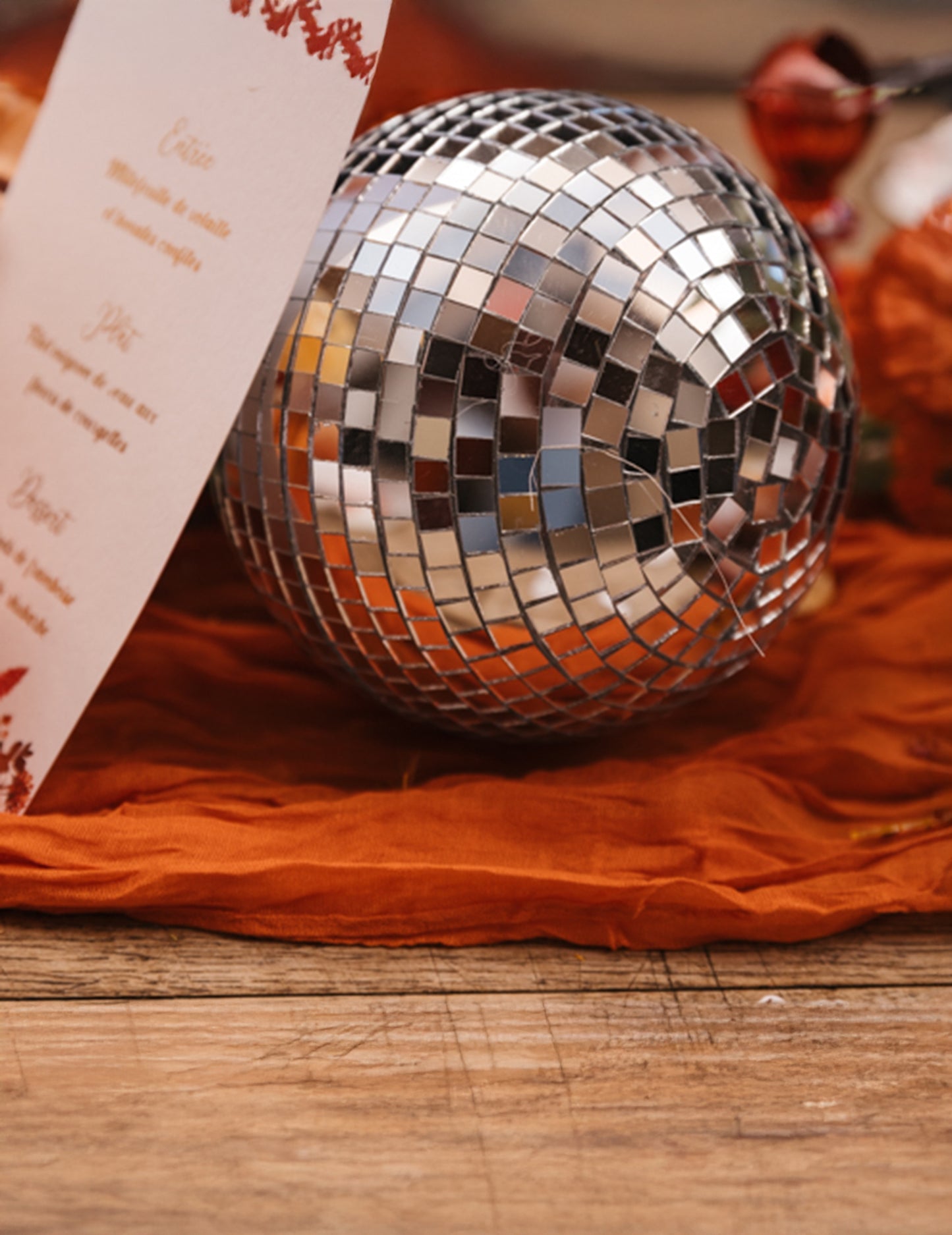 Závesná zrkadlová sklenená disko guľa, strieborná, 16 cm, stohovateľná, disko dekorácia