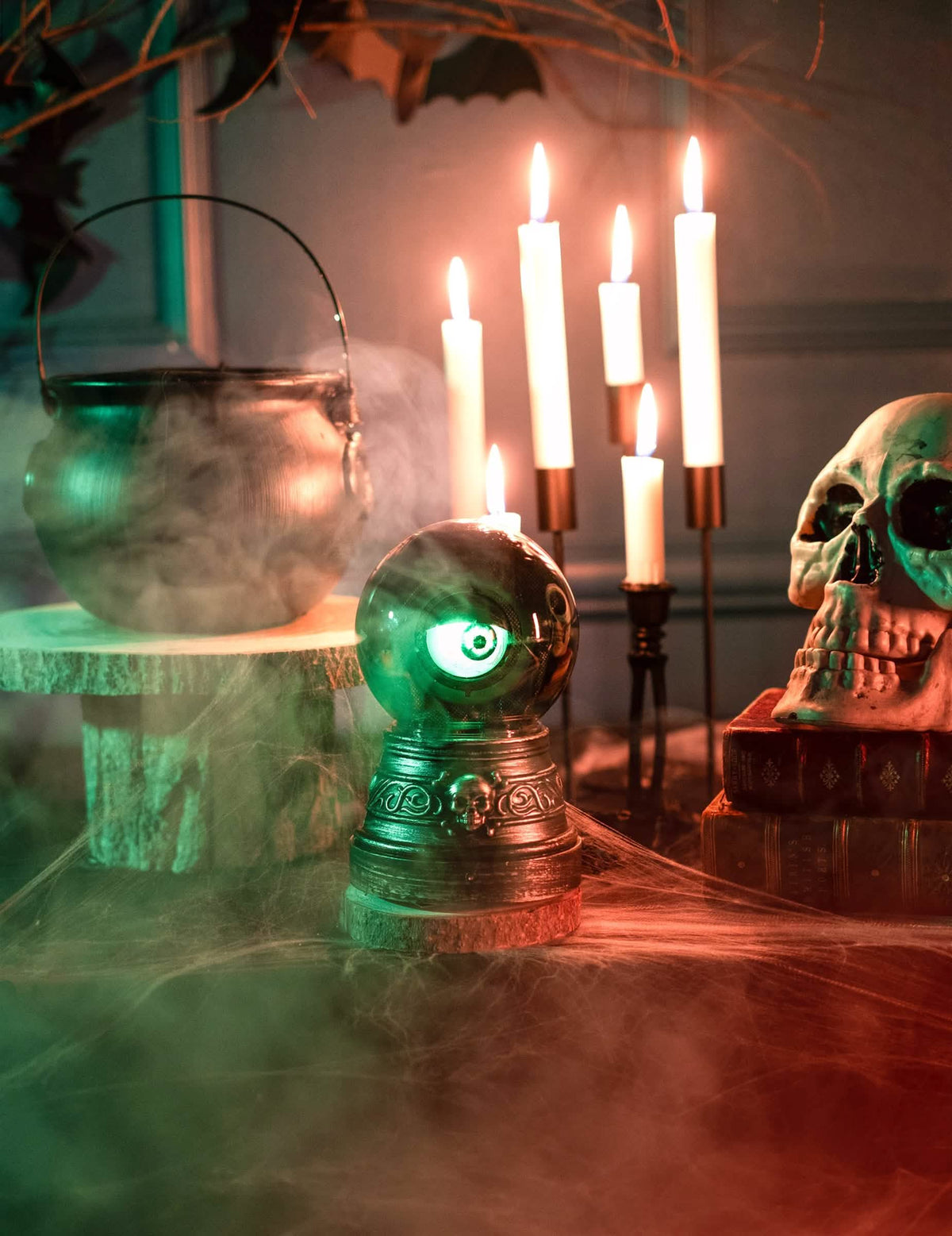 Zasadenie do atmosféry halloweenu s animovanou krištáľovou guľou s okom
