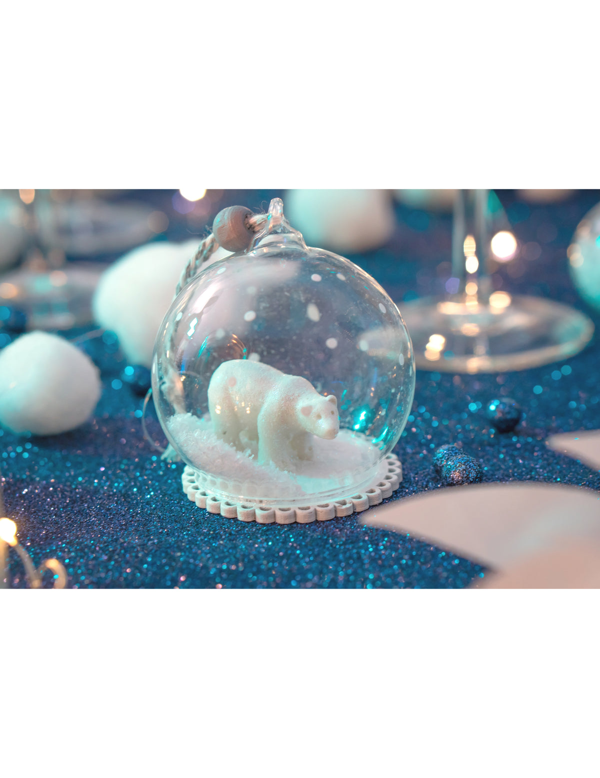 Mise en situation festive de la boule de noël en verre ours polaire