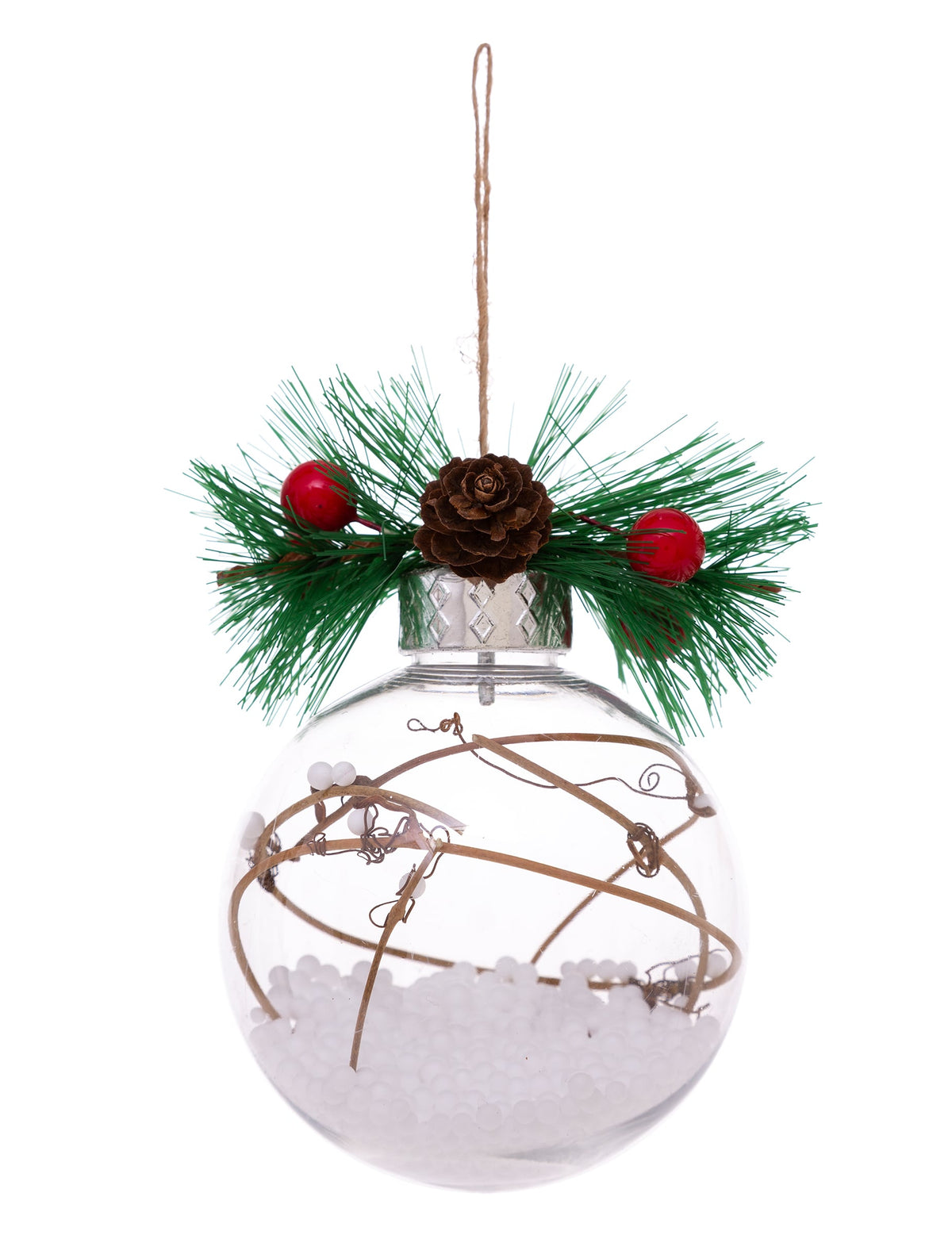 Détail du décor hivernal de la boule de Noël naturelle avec neige et sapin