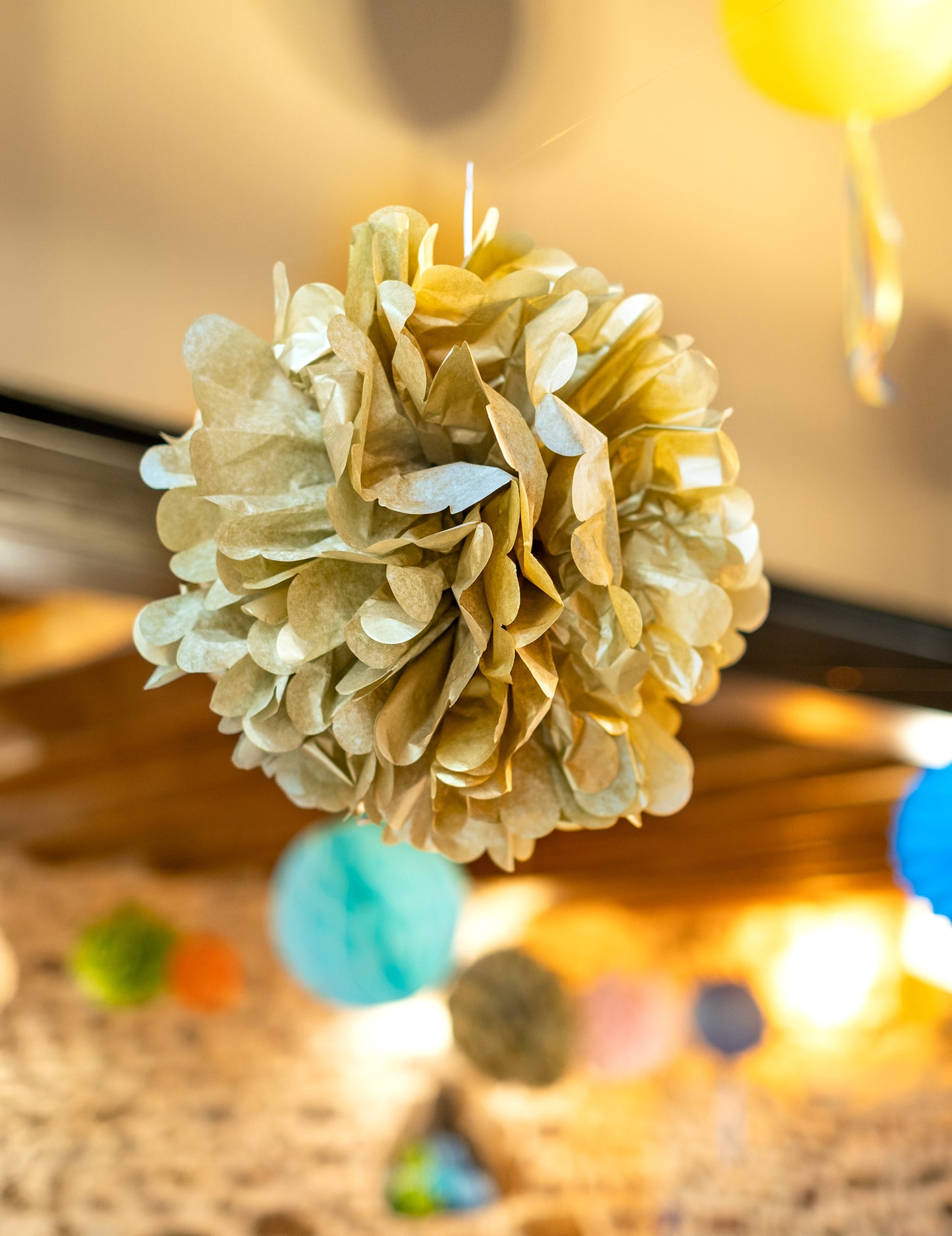 Zlatá dekoračná guľa 40,6 cm papier na zavesenie