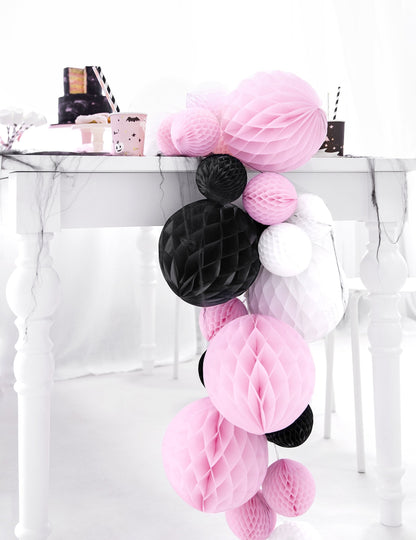 Stolová dekorácia s čiernym papierovým balónikom