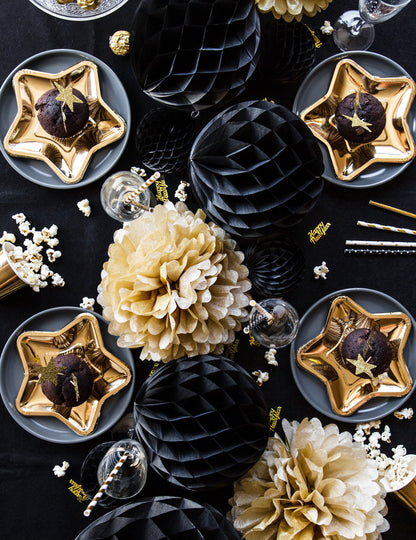 Pohľad zhora na čierny papierový balónik