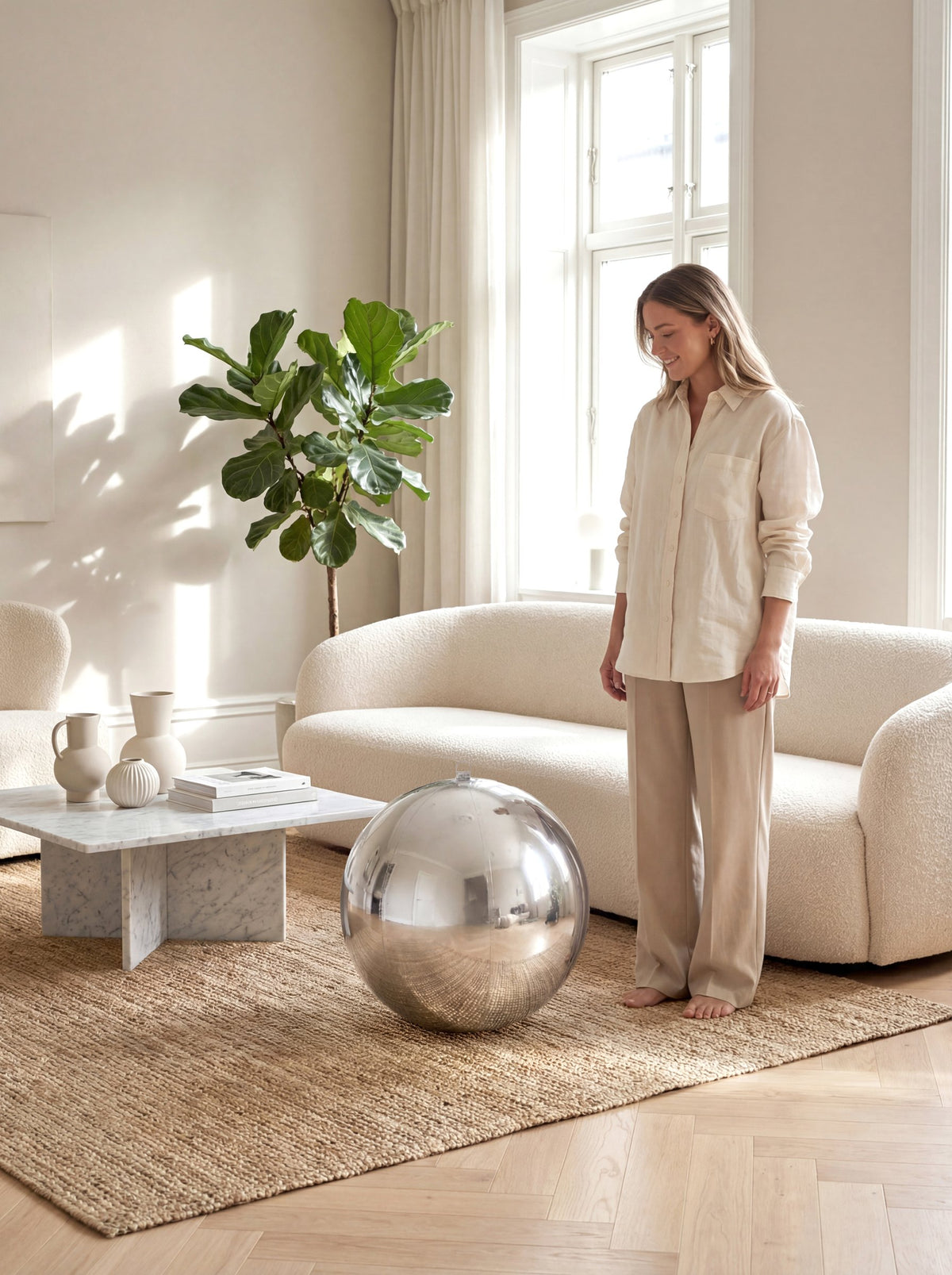 Mise en scène de soirée sur un toit de la boule miroir gonflable pour décoration