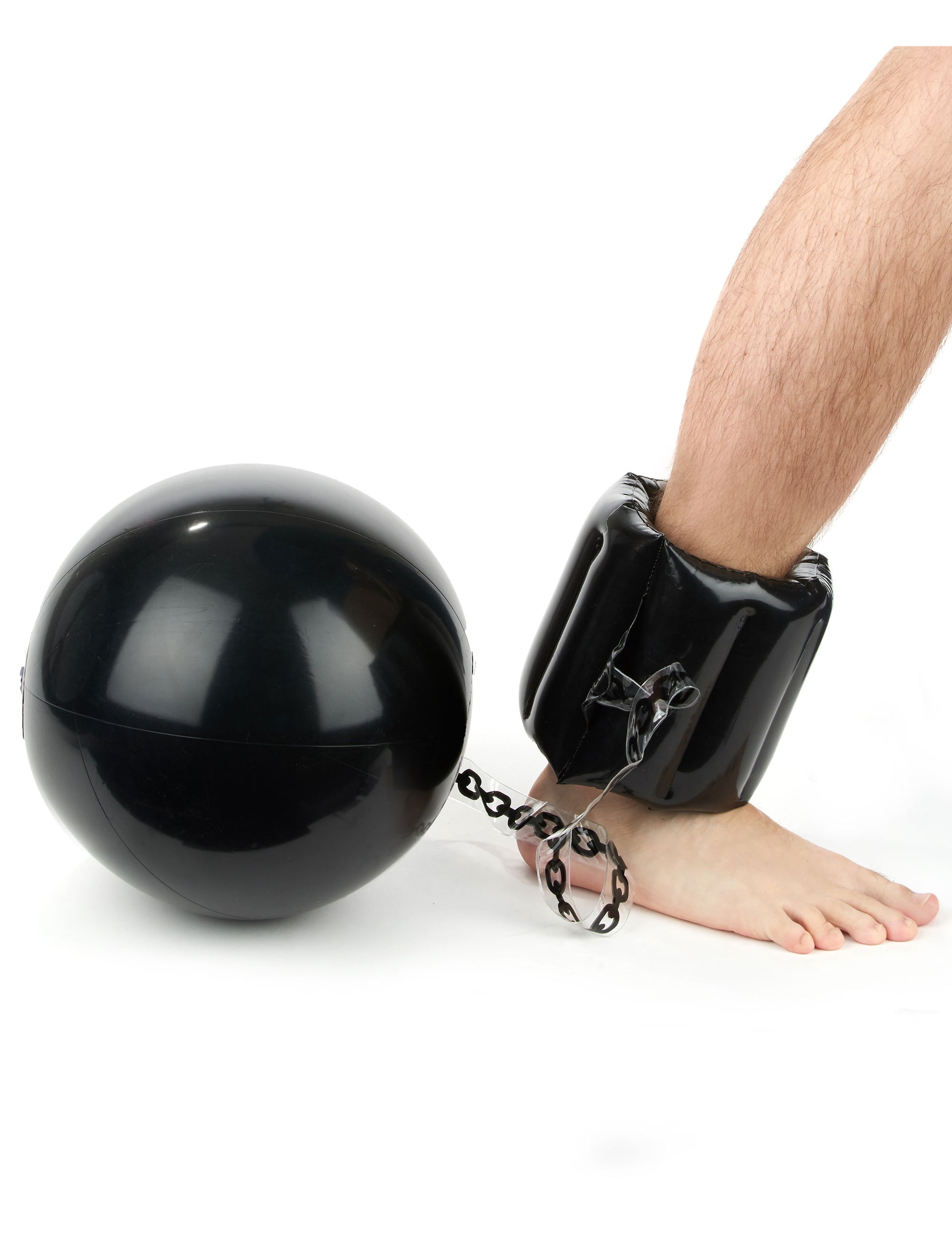 Gros plan sur l'attache à la cheville du boulet avec chaîne gonflable prisonnier