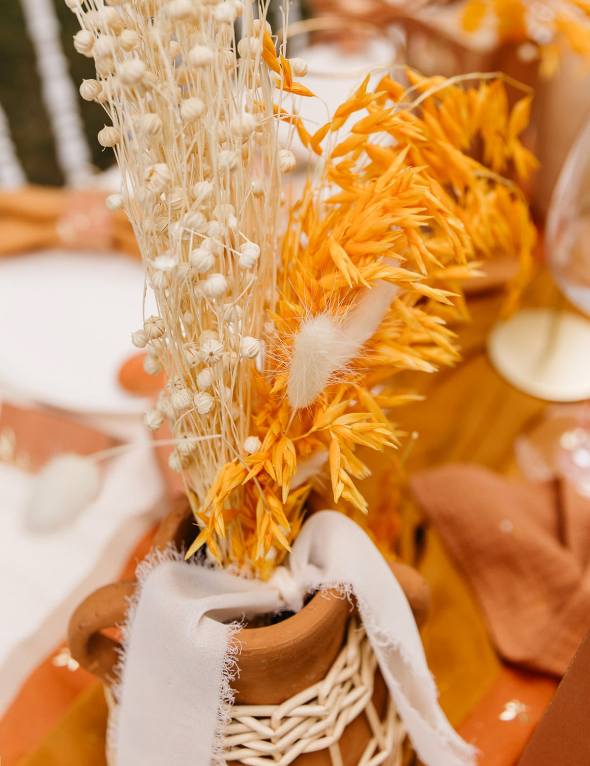 Gros plan sur les épis du bouquet d'avoine séché pour décoration moutarde