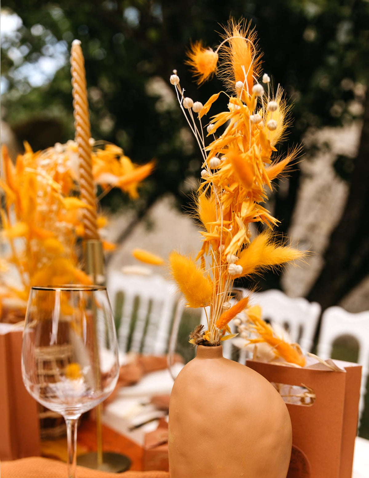 Vue d'ensemble du décor de table du bouquet d'avoine séché pour décoration moutarde