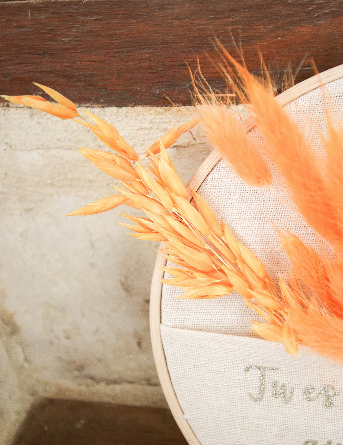Détail de l'utilisation dans un tambour à broder du bouquet d'avoine séché pour décoration moutarde