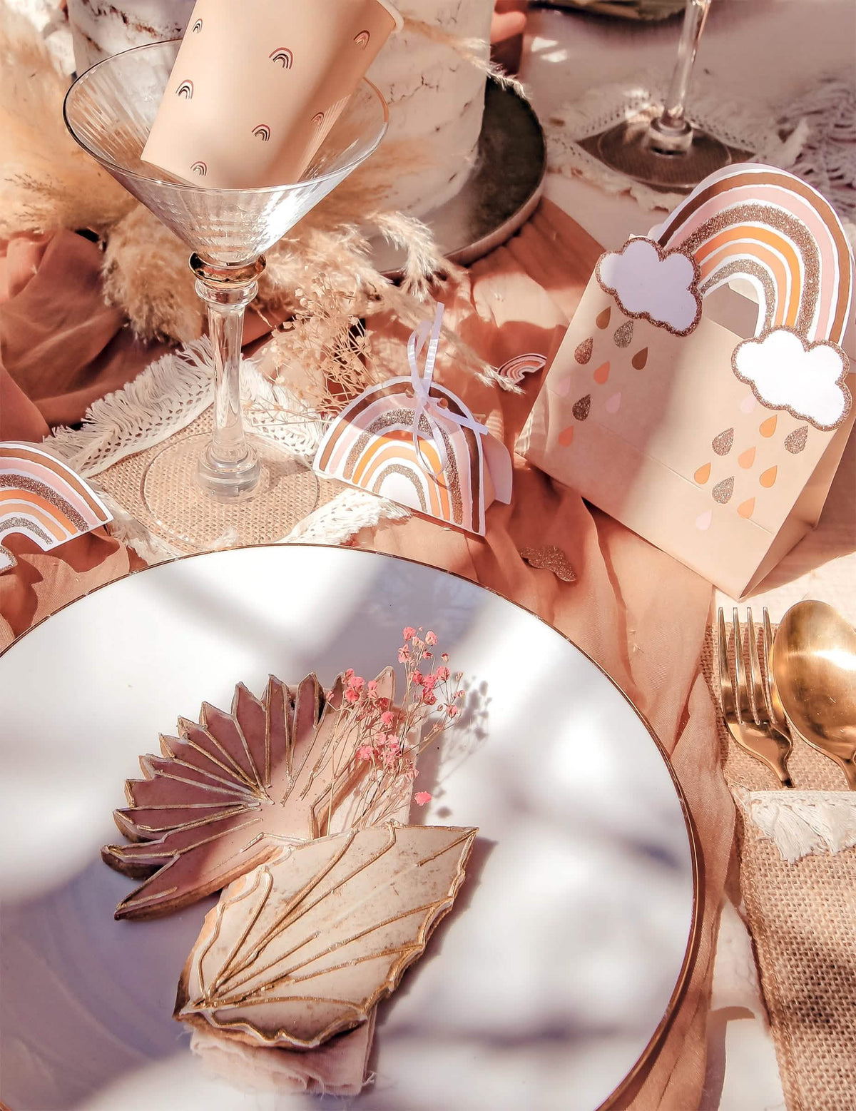 Výzdoba na slávnostnom stole zo sušených kytíc gypsomiliek na ružová dekoráciu