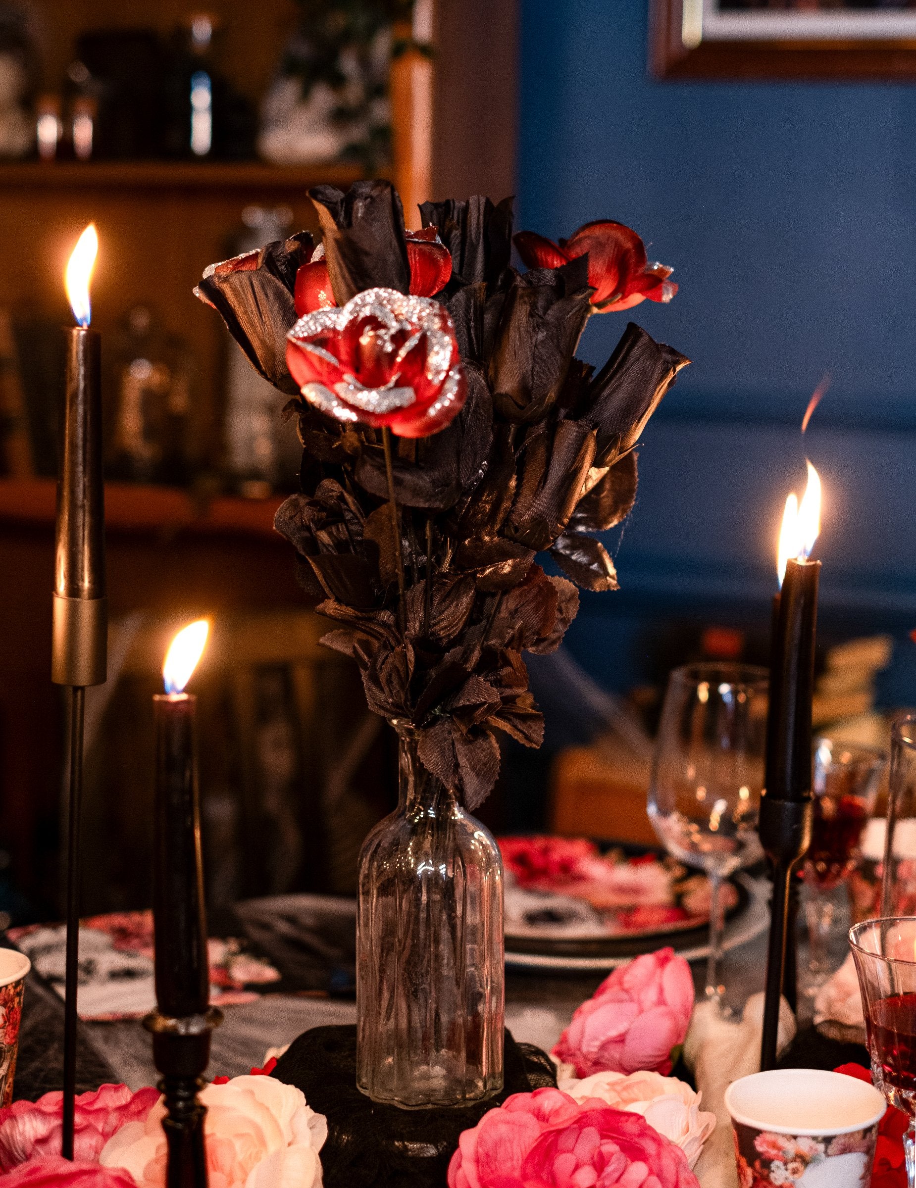 Situácia na oslavnej stole s kyticou čiernych ruží