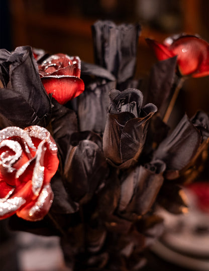 Detail na okvetné lístky s trblietkami kytice čiernych ruží