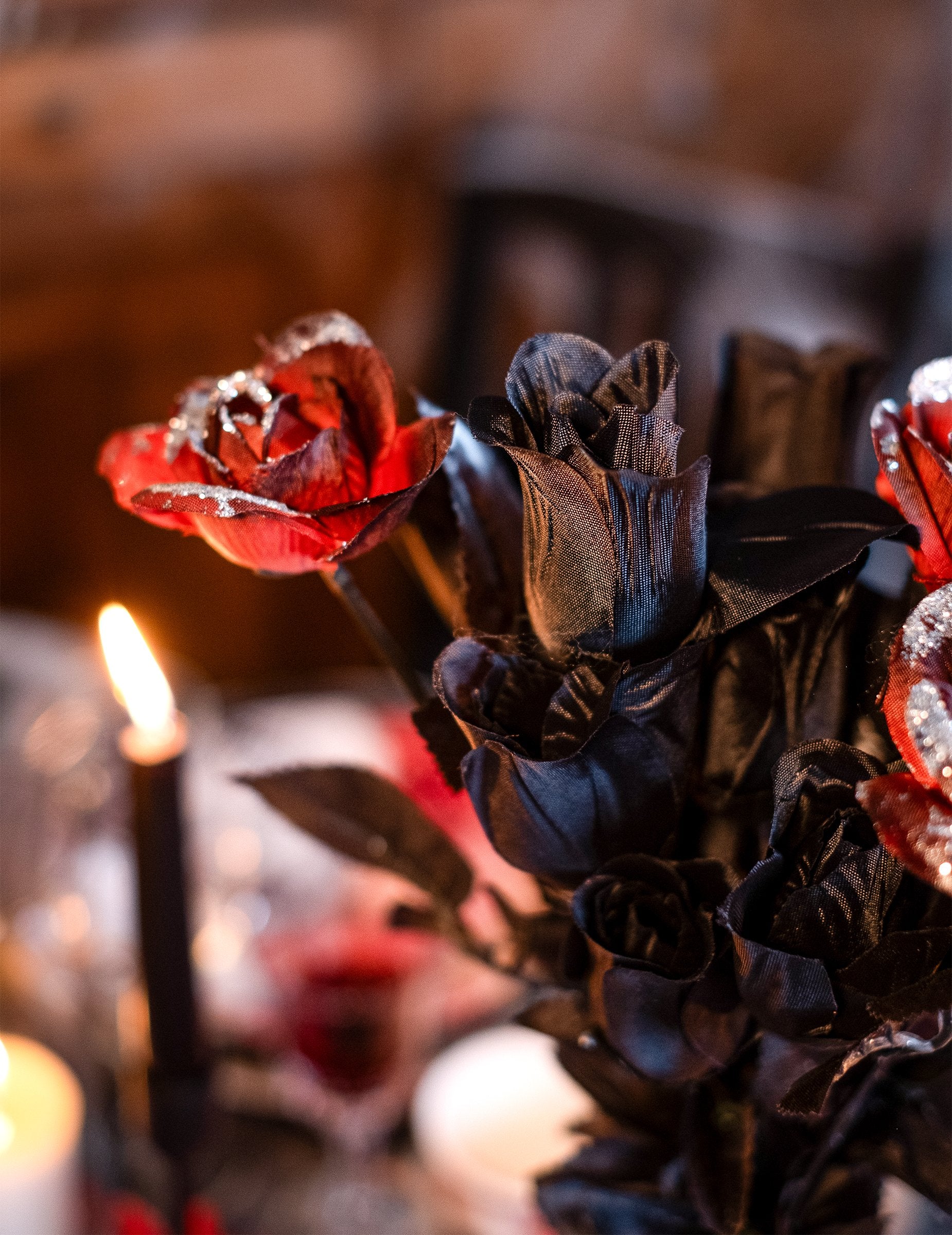 Detail červených a čiernych kvetov s trblietkami kytice čiernych ruží