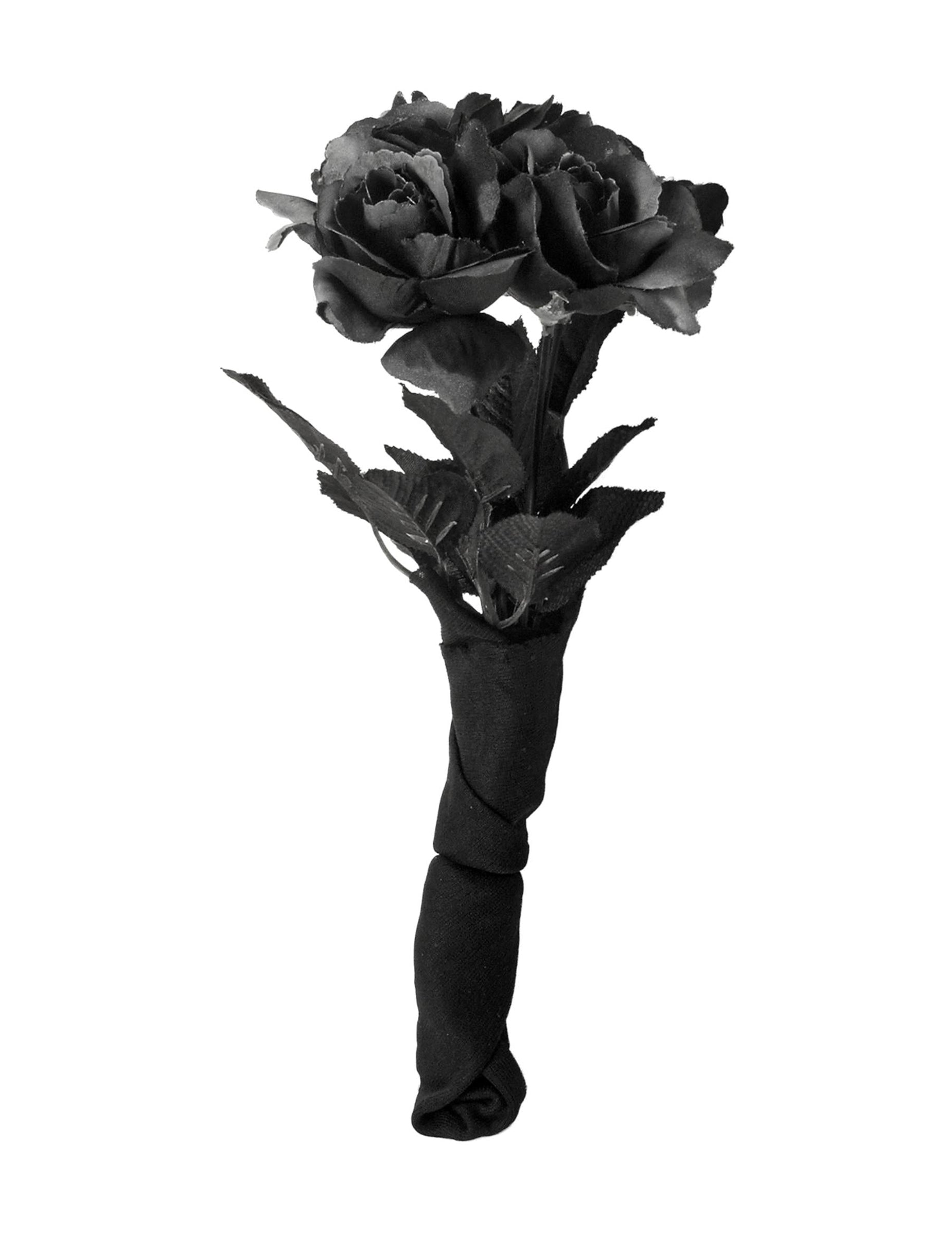 Detail stoniek zabalených v čiernej tkanine kytice čiernych ruží