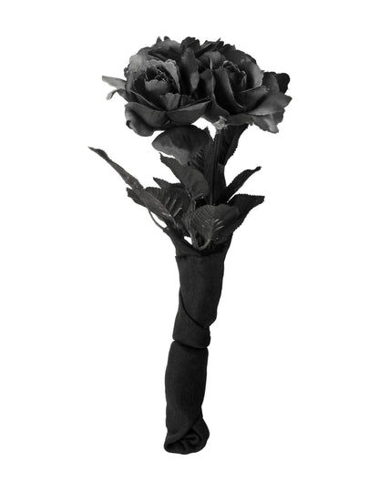 Detail stoniek zabalených v čiernej tkanine kytice čiernych ruží