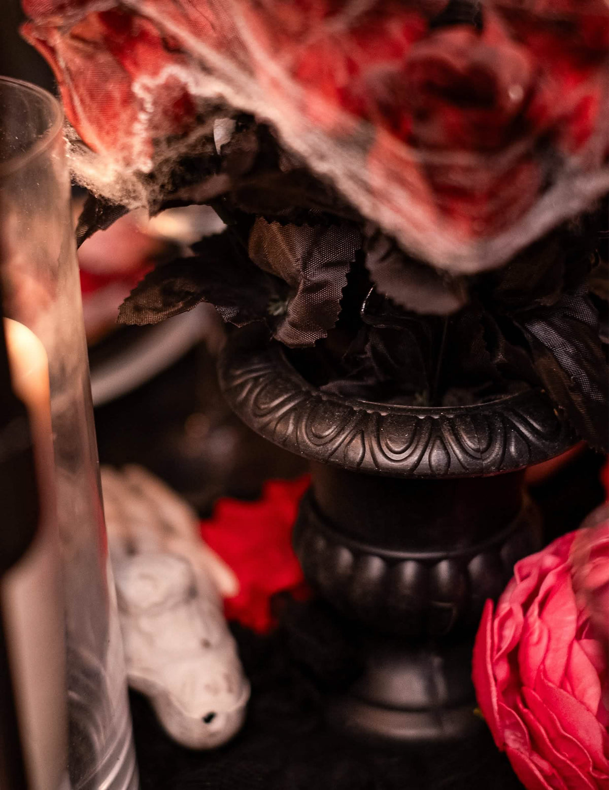 Detail čierna vázy kytice červených ruží halloween