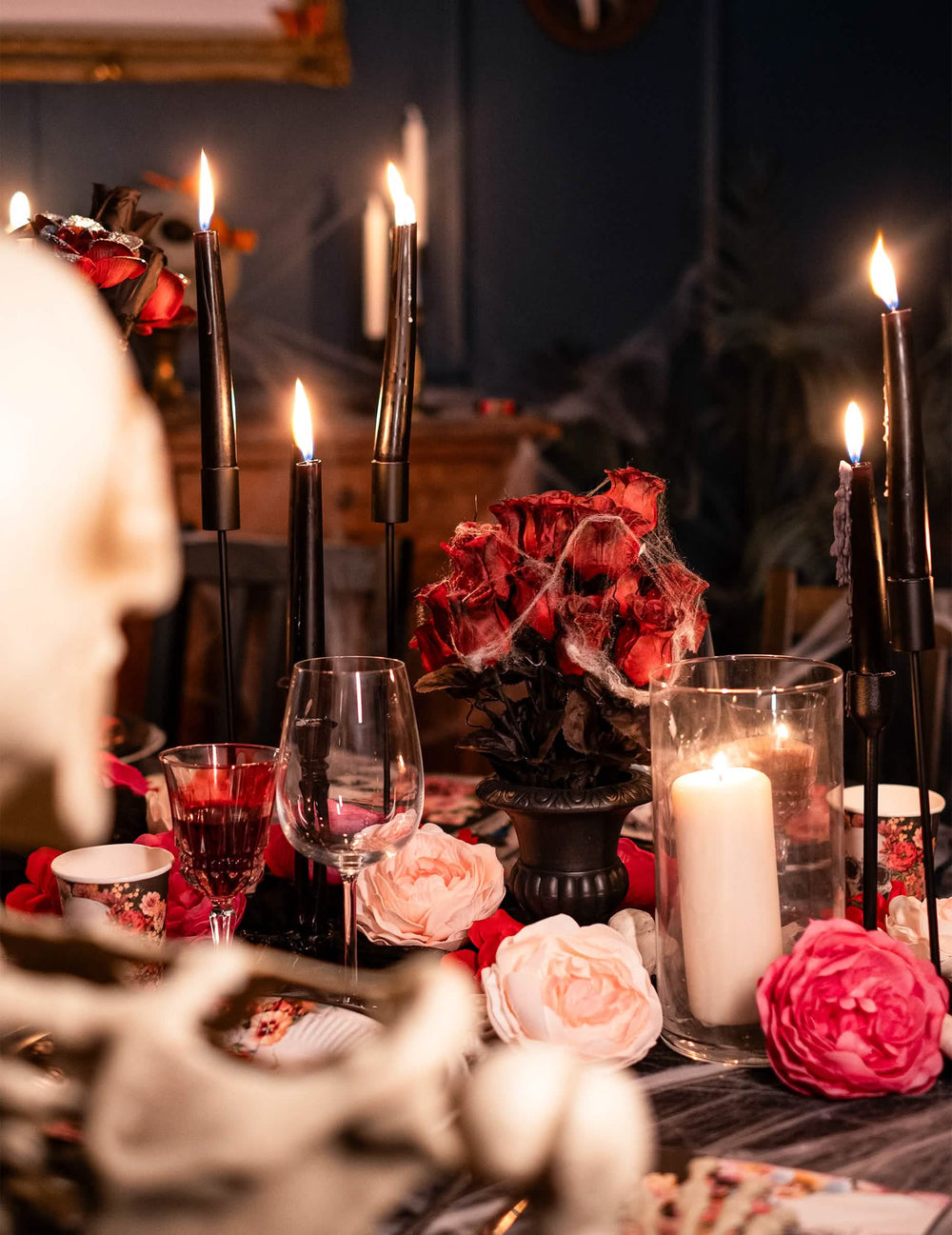 Scéna s kyticou červených ruží halloween na dekoráciu s pavučinou
