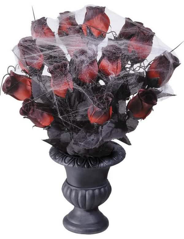 Buket červených ruží halloween na dekoráciu s pavučinou