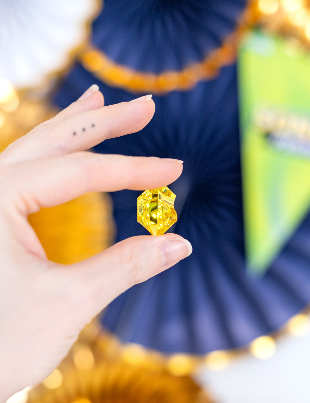Gros plan sur une pierre précieuse jaune de la bourse de pirate avec fausses pierres précieuses