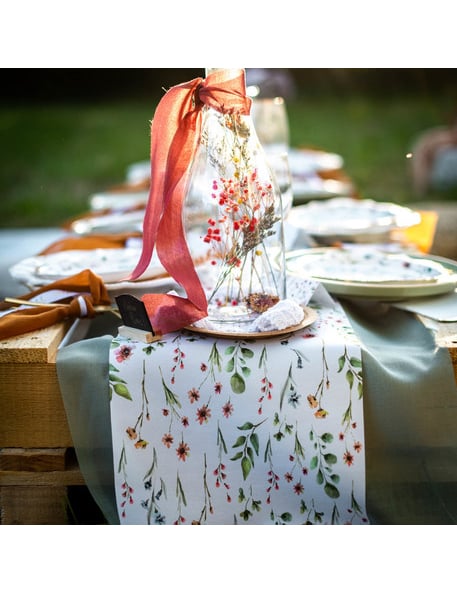 Mise en situation sur une table de fête de la bouteille avec fleurs séchées pour centre de table colorées