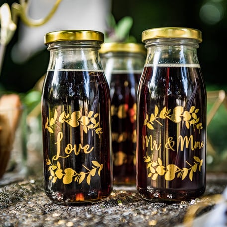 Sklenená fľaša v tvare cukrovej tyčinky s motívmi papradia a zlatou zátkou, 6 x 14 cm