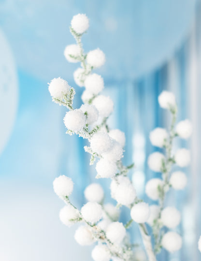 Konár s bielymi ojínenými bobuľami 52 cm na vianočné ozdoby