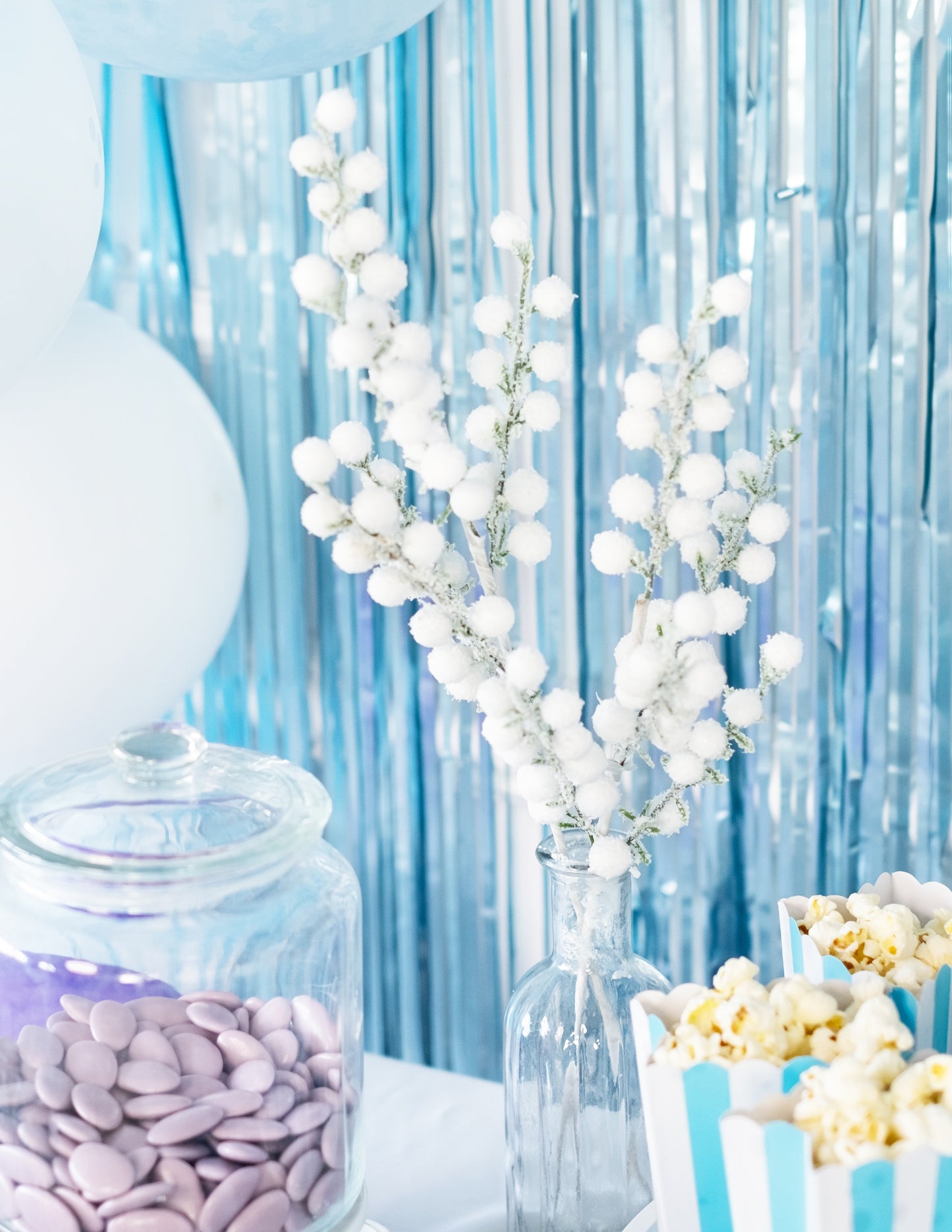 Konár s bielymi ojínenými bobuľami 52 cm na vianočné ozdoby