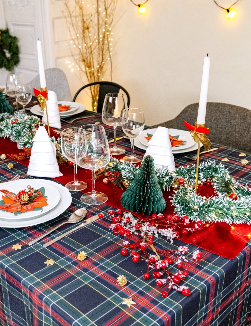 Mise en scène sur une table de fête de la branche de baies Noël