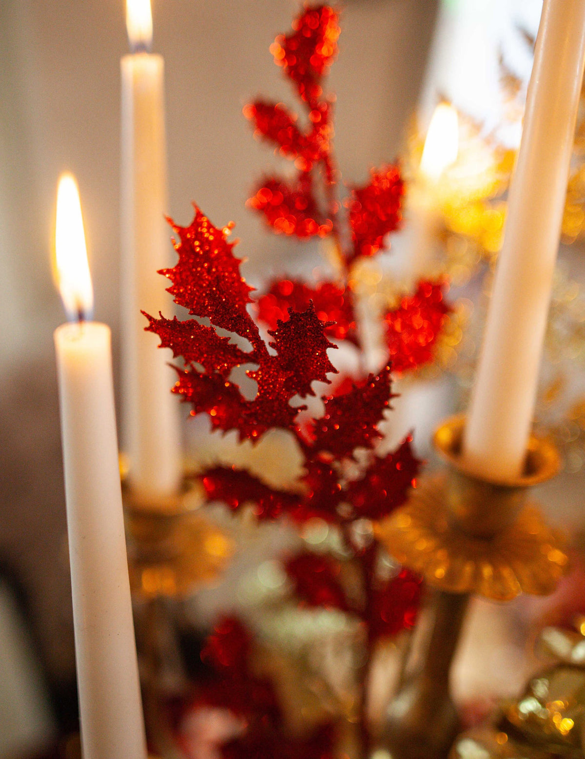 Mise en situation avec bougies de la branche de houx Noël pour décoration