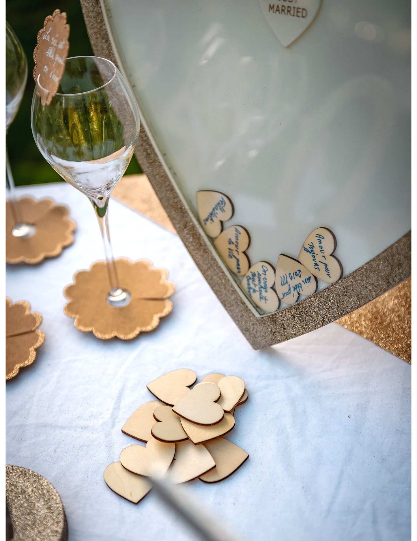 Kniha hostí s medeným trblietavým rámom a drevenými srdiečkami, 37 x 40 cm cm