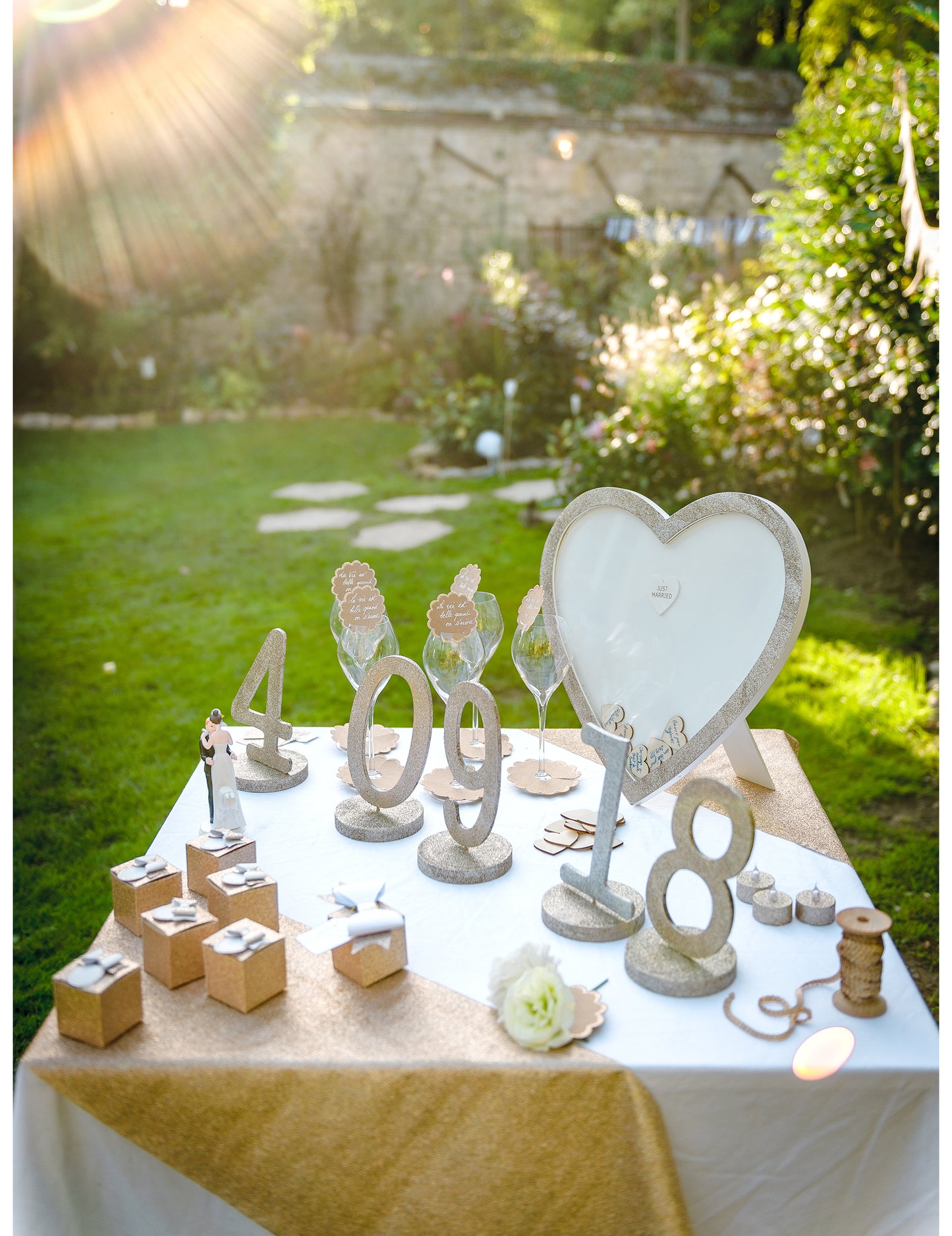 Kniha hostí s medeným trblietavým rámom a drevenými srdiečkami, 37 x 40 cm cm