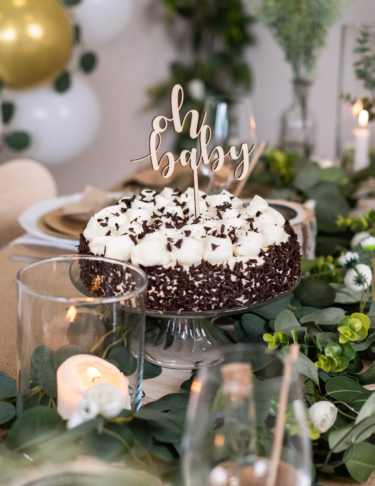 Scéna na torte s dreveným cake topperom oh baby pre baby shower