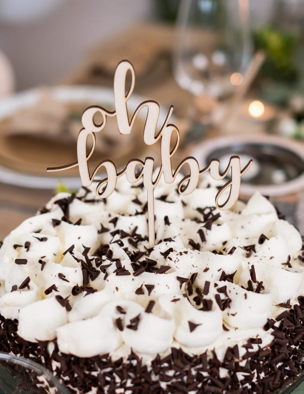 Detail záber na drevený nápis cake topper oh baby na baby shower