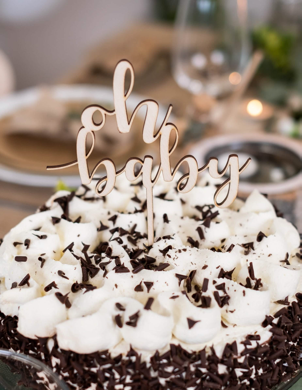 Detail záber na drevený nápis cake topper oh baby na baby shower