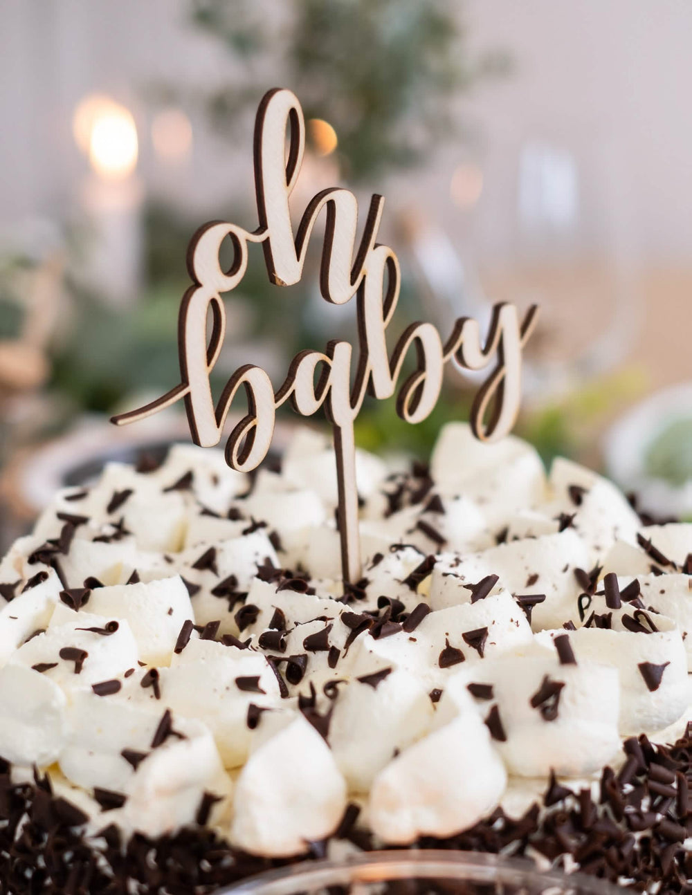 Detail inštalácie cake topperu oh baby na tortu pre baby shower