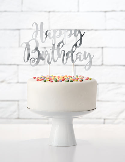 Vue d'ensemble sur un gâteau du cake topper happy birthday argenté métallisé